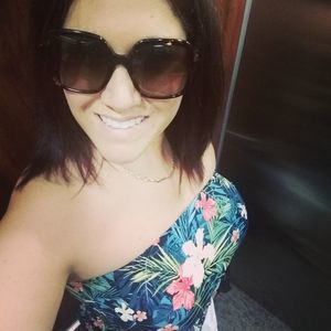 Meet your Posher, Caroline